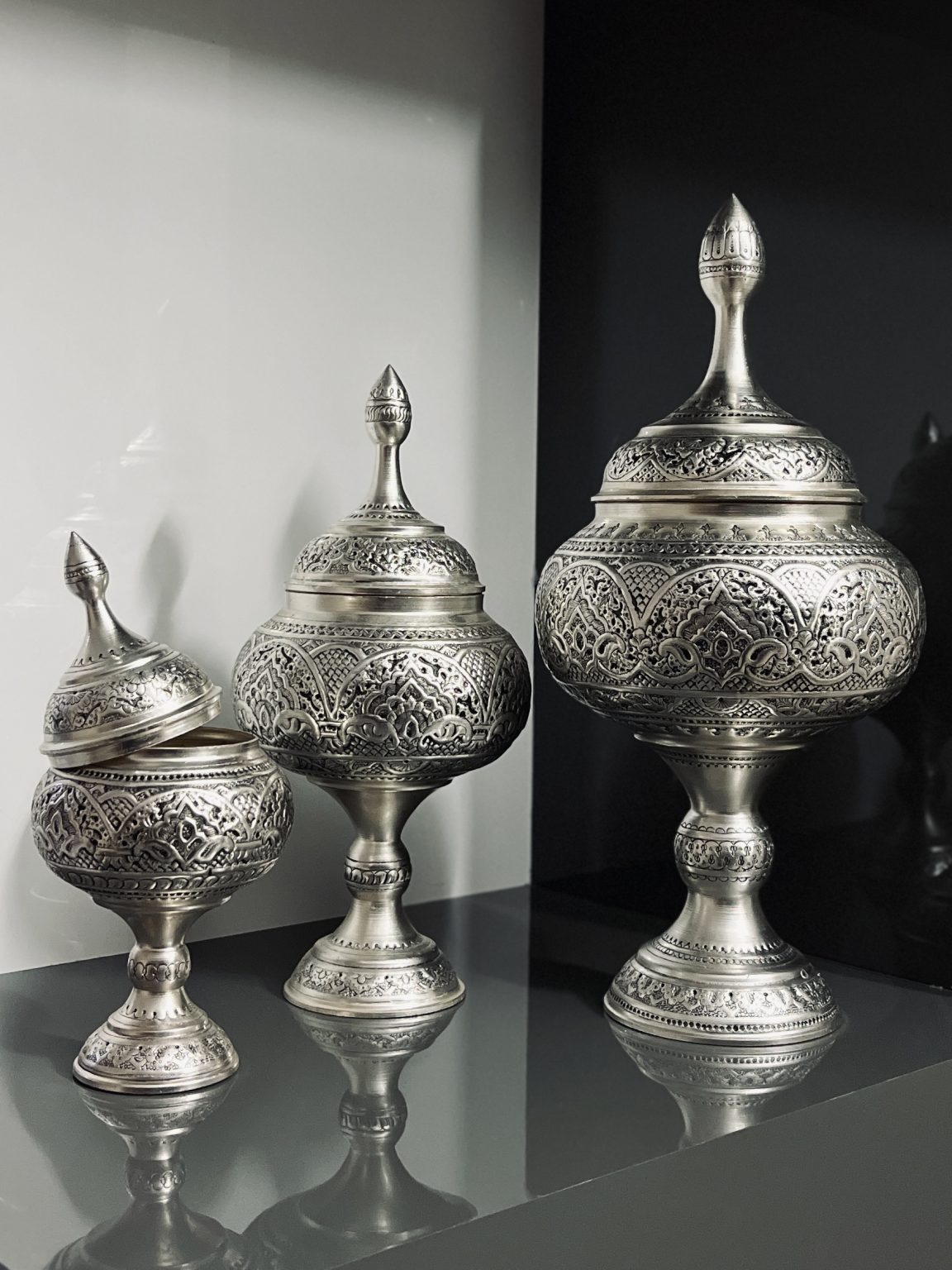 گز خوری قلمزنی اسلیمی(گزخوری 25) با ارتفاع 31 سانتیمتر با آیکاری نقره سیاه قلم برند عالی قاپو محصولی از گروه تولیدی شکوهی نژاد