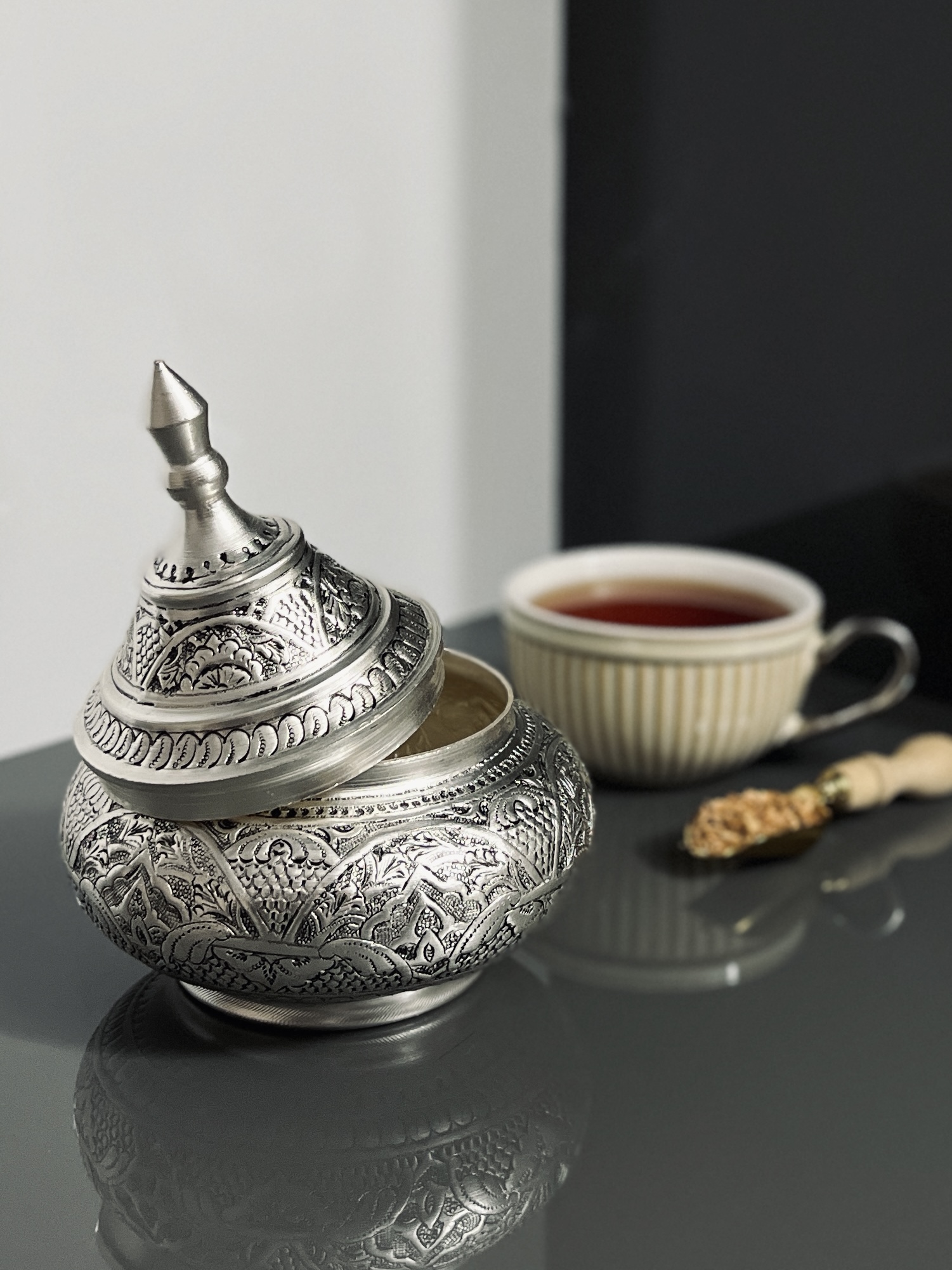 شکلات حوری سفینه قلمزنی اسلیمی با آبکاری نقره سیاه قلم برند عالی قاپو محصولی از گروه تولیدی شکوهی نژاد با سه سایز متفات کوچک، متوسط و بزرگ