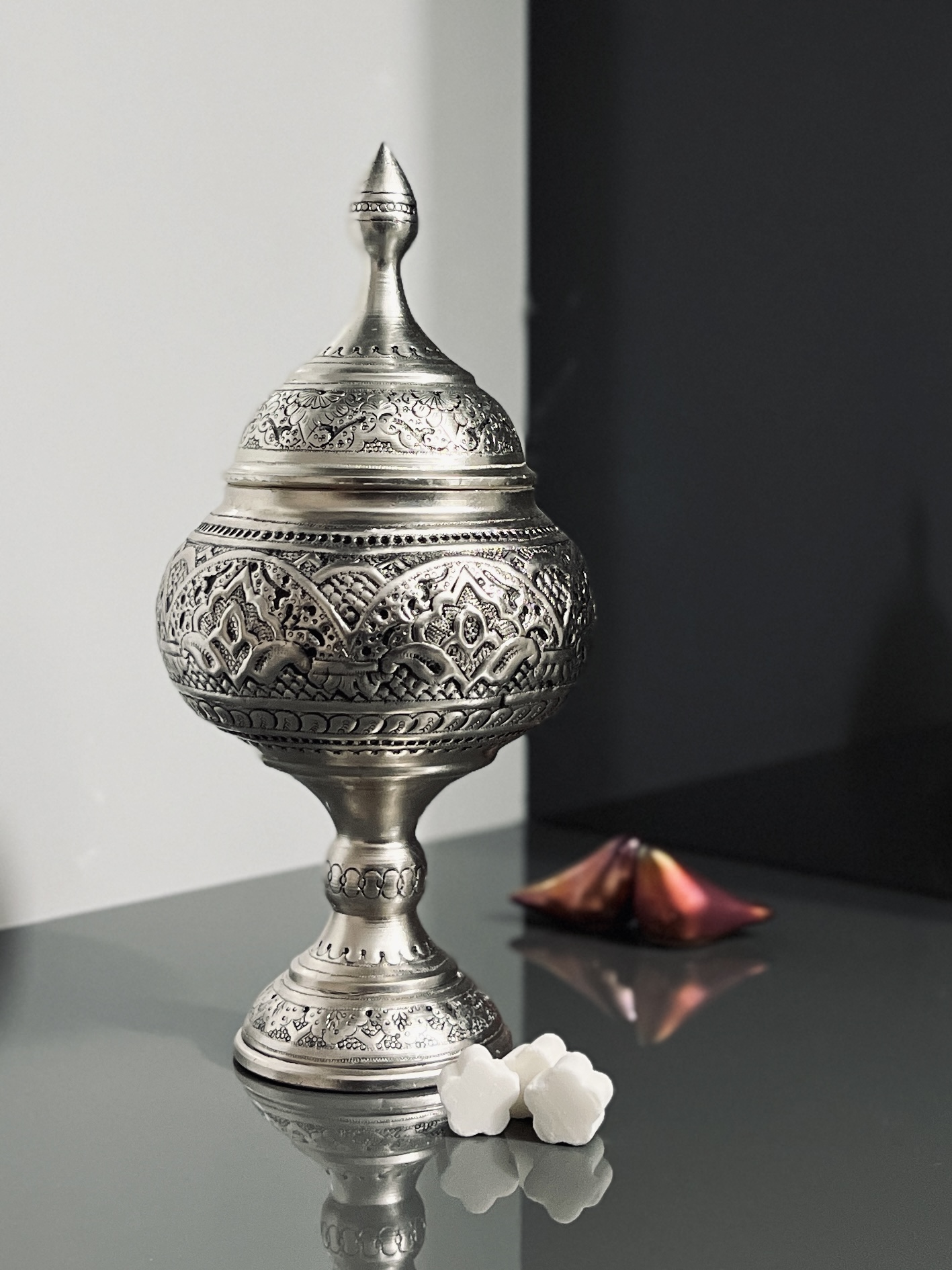 گز خوری قلمزنی اسلیمی(گزخوری 18) با ارتفاع 23 سانتیمتر با آیکاری نقره سیاه قلم برند عالی قاپو محصولی از گروه تولیدی شکوهی نژاد